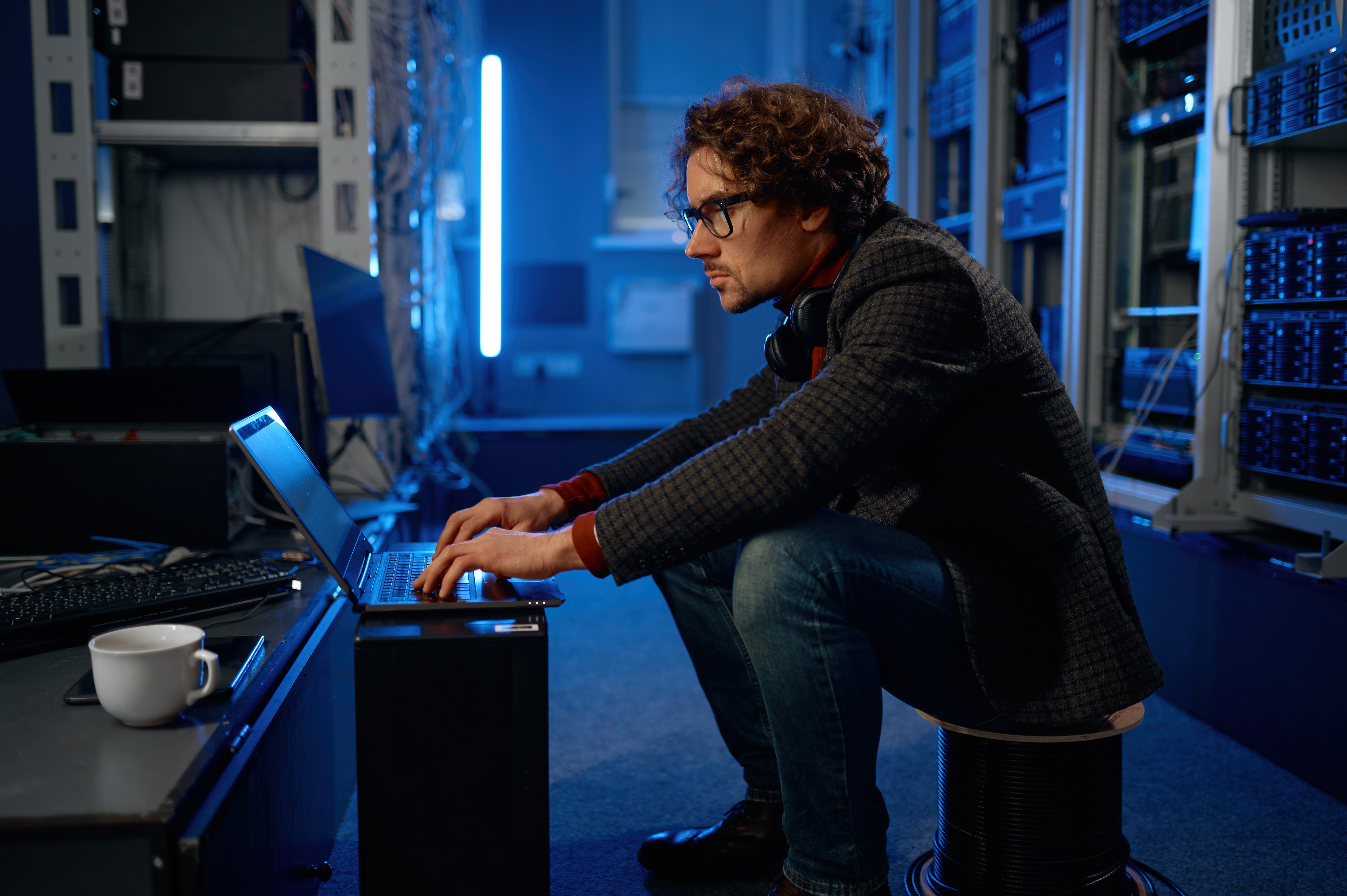 Técnico de suporte técnico da CyberNexus trabalhando em um data center moderno