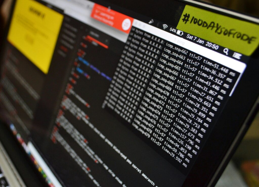 Close em tela de laptop com códigos e comandos, sugerindo ataque ou análise de rede